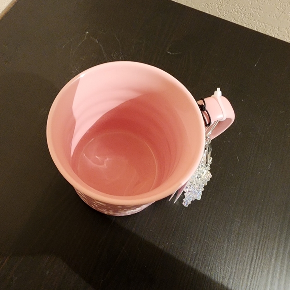 Nwt. Pink snowflake mug with Keychain. - Picture 3 of 4